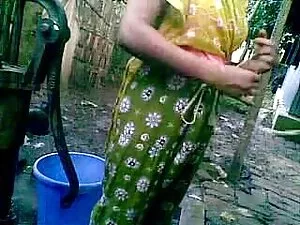 उसकी पीठ में दर्द है ...