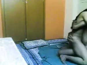 पूल के पास गंदा हो र ...