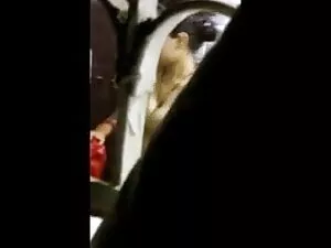 जवान लड़की ने अपनी व ...