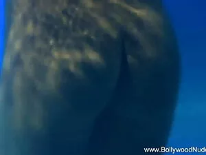 बड़े स्तन के साथ भव् ...