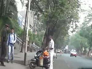 2 सुडौल लड़कियां एक  ...