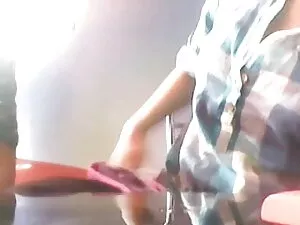 पूल के नीचे खूबसूरत  ...