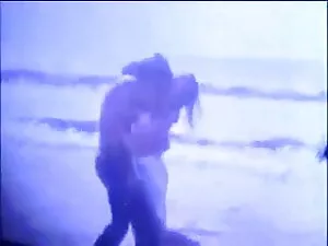 पति देखता है, जबकि उ ...