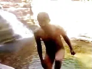 एशियाई लड़की जो निगल ...