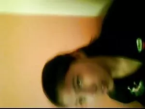 बालों वाली युवा लैटि ...