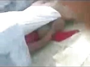 बड़े स्तन वाली महिला ...