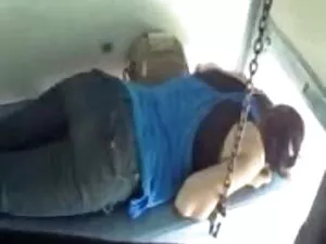 युवा जोड़े कैमरे पर  ...